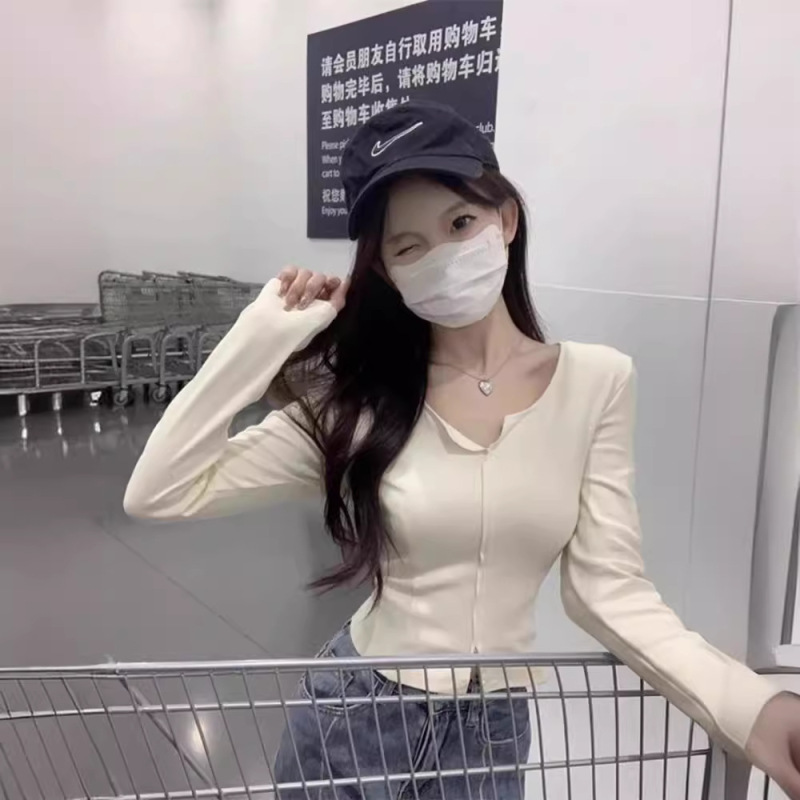 純粋なフォークデザイン感ピンクの長袖tシャツの女性秋冬の新型の修身の中に徳絨毛の短いタイプの底のシャツを掛けます。|undefined