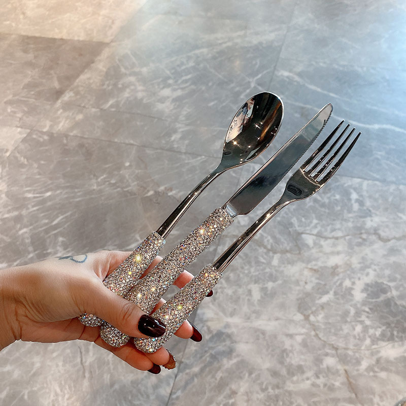 높은 색상 가치 다이아몬드로 장식 된 긴 손잡이 스테인레스 스틸 나이프와 포크 스푼 식기 골든 웨스턴 식기 가정용 디저트 포크 스푼 세트
