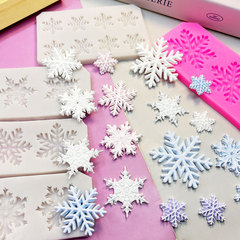 クリスマスの装飾の大きい小さいサイズの雪のチップのチョコレートは砂糖の鋳型の氷雪のケーキをひっくり返します。