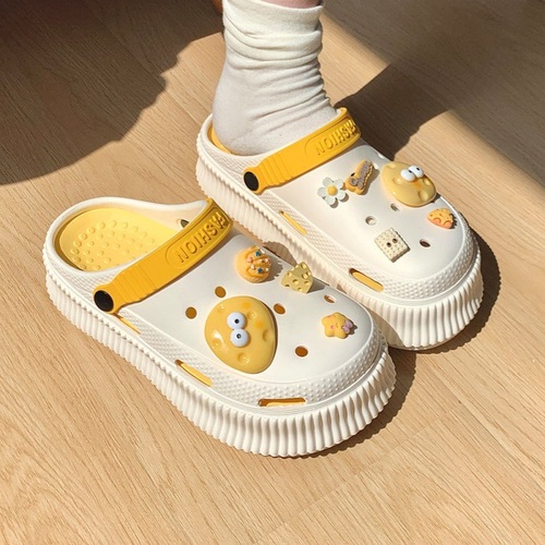 Thick-soled cheese hole shoes for women, summer outdoor wear, internet celebrity ins home slip-resistant bathroom poop-feeling toe cover sandals, summer 