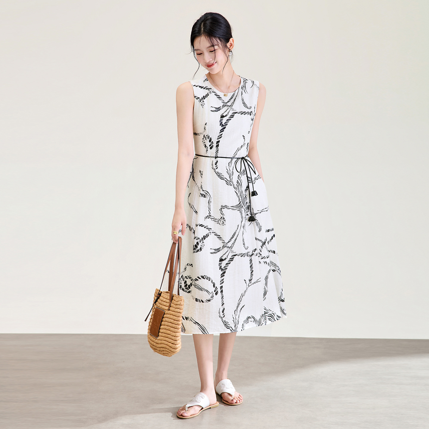 Đầm maxi nữ thắt eo cổ tròn không tay họa tiết in hoa phong cách nghỉ dưỡng — Đen trắng