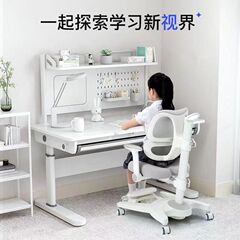 子供の学習机の小中学生の家庭は昇降して机のコンピュータの机の実木のテーブルの椅子のスーツを書くことができます。