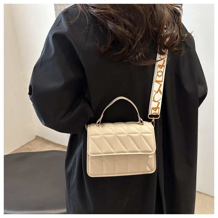 A stylish and simple diamond-shaped small square bag for the autumn and winter of 2024, featuring a solid color and a trendy single-shoulder bag for women undefined