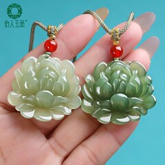 和田玉蓮の花のペンダント花が咲いています。