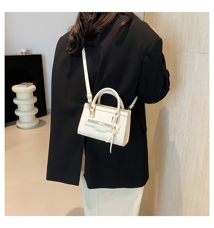 A retro, individualistic, casual single-shoulder crossbody bag for the autumn of 2024, featuring a fashionable, simple and elegant style, and a small square handbag for commuting undefined