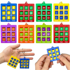 クロスボーダー井字碁XO三子碁のキーホルダー小学生のプラスチックの井戸を渡るゲームの益智サークルのフォークの贈り物のおもちゃ