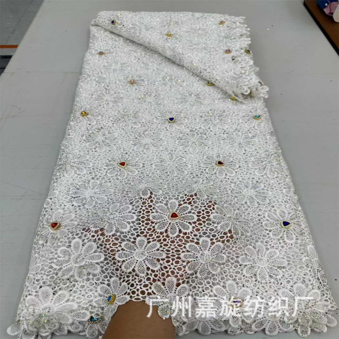 Tela de encaje africano de colores mezclados con bordado de flores huecas, pedrería y diamantes grandes, soluble en agua, para ropa de mujer.