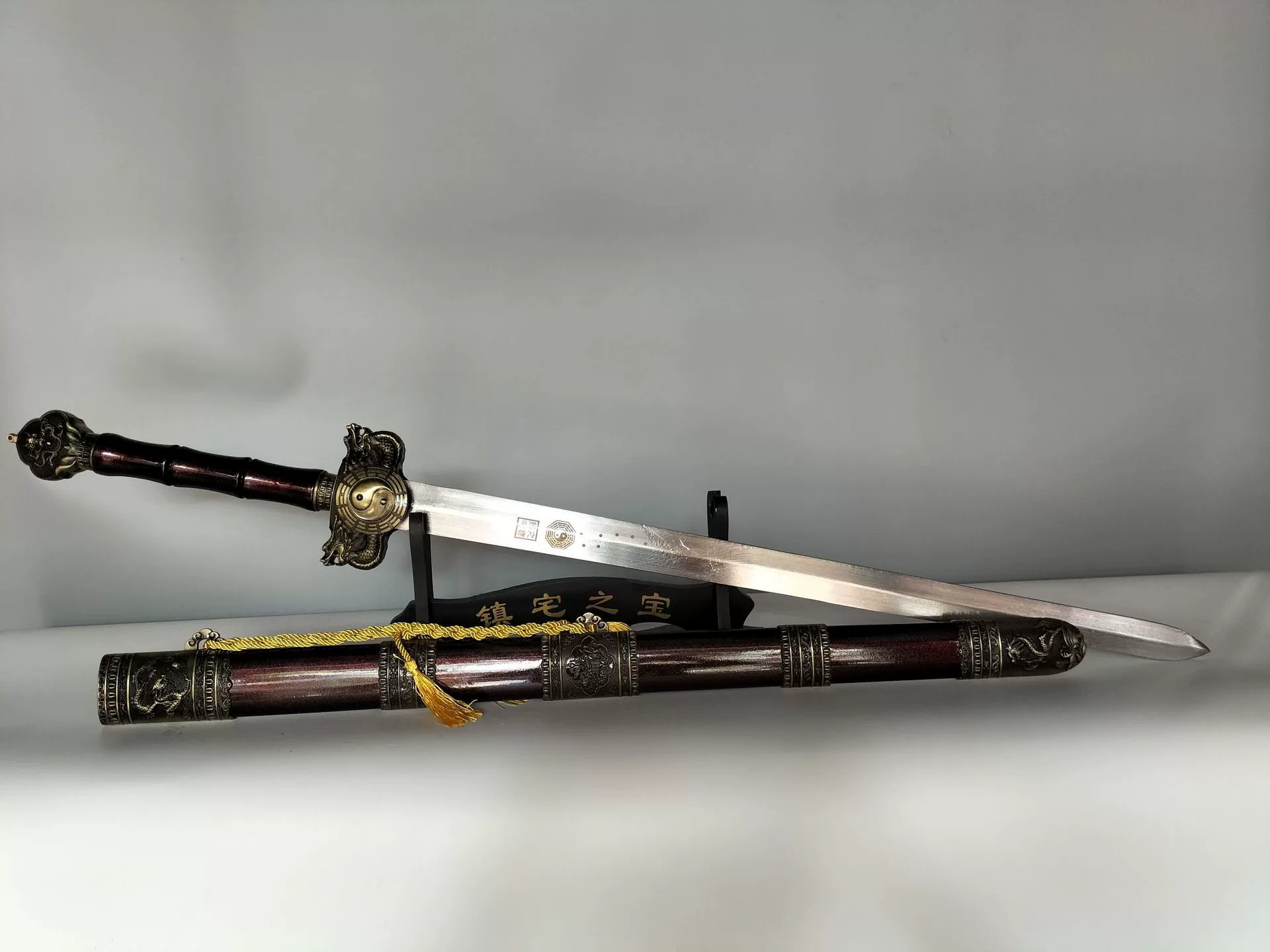 Меч Longquan New Painted Da Bagua, клинок из углеродистой стали (не заточен), ножны под розовое дерево 123 см
