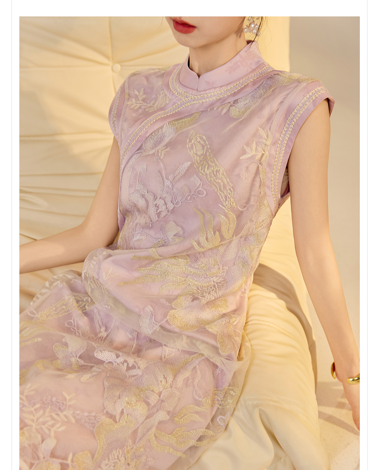 Đầm sườn xám cổ đứng tay lỡ in họa tiết đính cườm cao cấp phong cách Tân Trung Hoa — màu vàng, màu tím chi tiết 3
