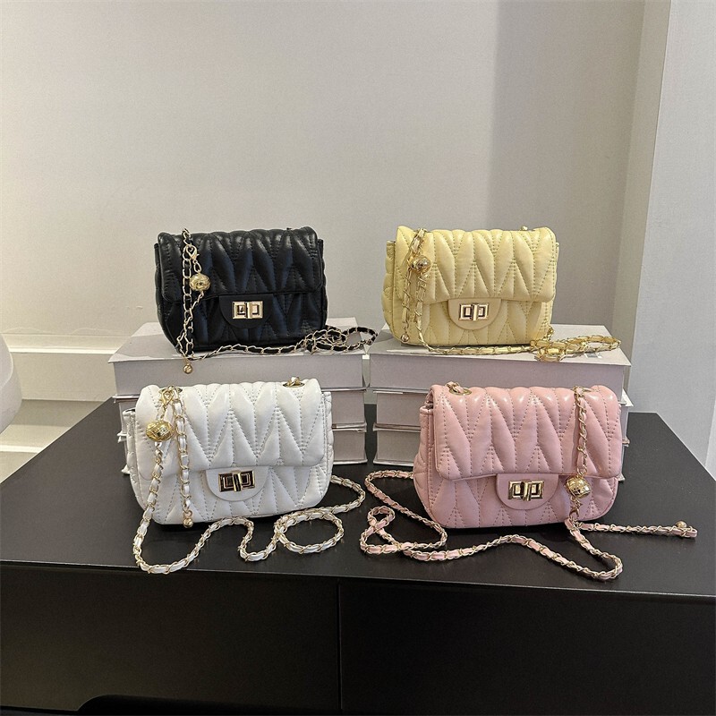Ins Crossbody Bag Women's Bag 2024 New Fashion Diamond Embroidery Small Square Bag Women's Chain Lock Shoulder Bag