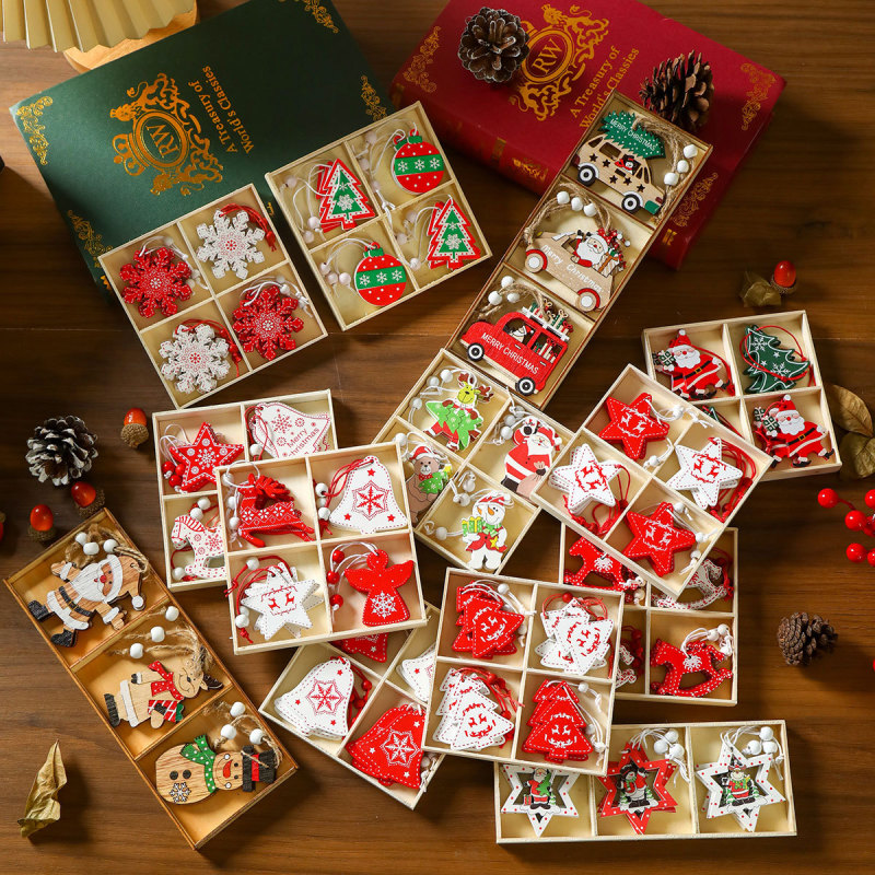 木製のクリスマスのペンダントクリスマスツリーのペンダントクリスマスの小さなプレゼントの木箱はクリスマスの装飾品を飾っている|undefined