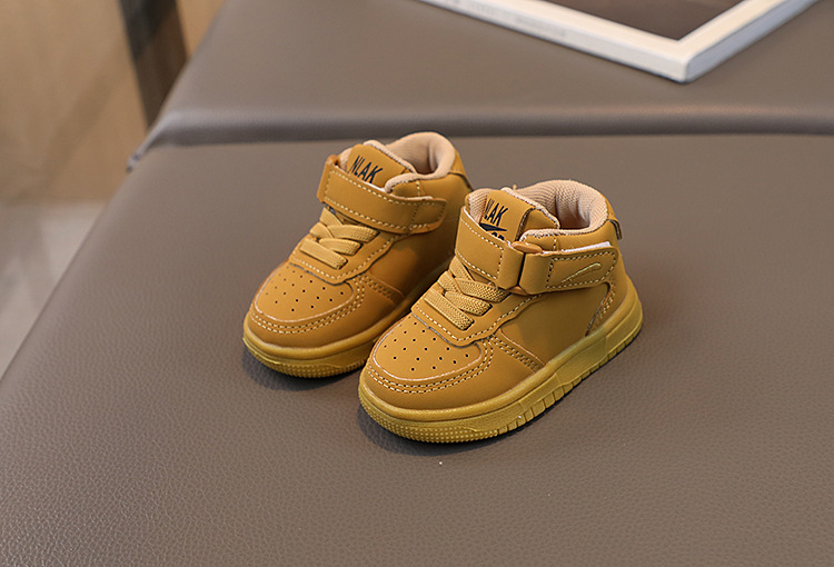 Vår och höst Nya sporter Pojkar High Top Board Girls Little White Korean Version Mode Basketskor för barn_voghion.com