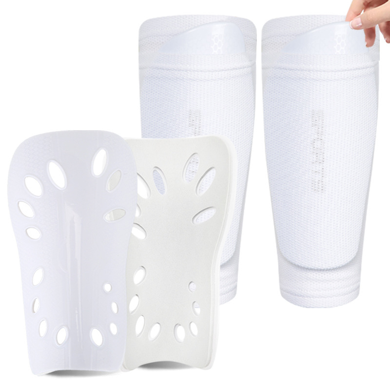 흰 양말 + 흰 다리 보호대