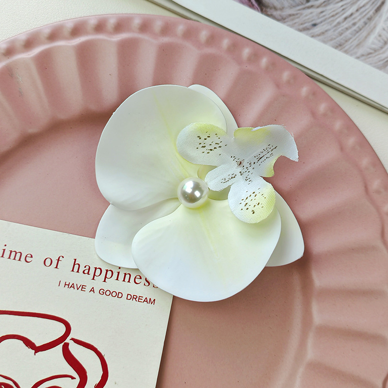 White phalaenopsis orchid (with hair clip)