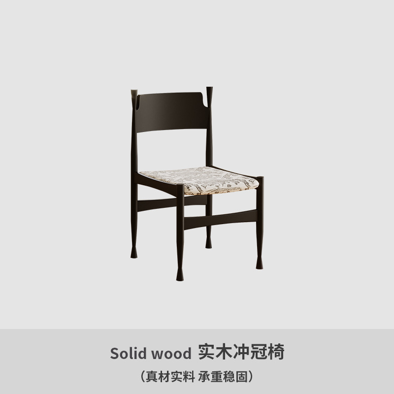 단단한 나무 크라운 의자