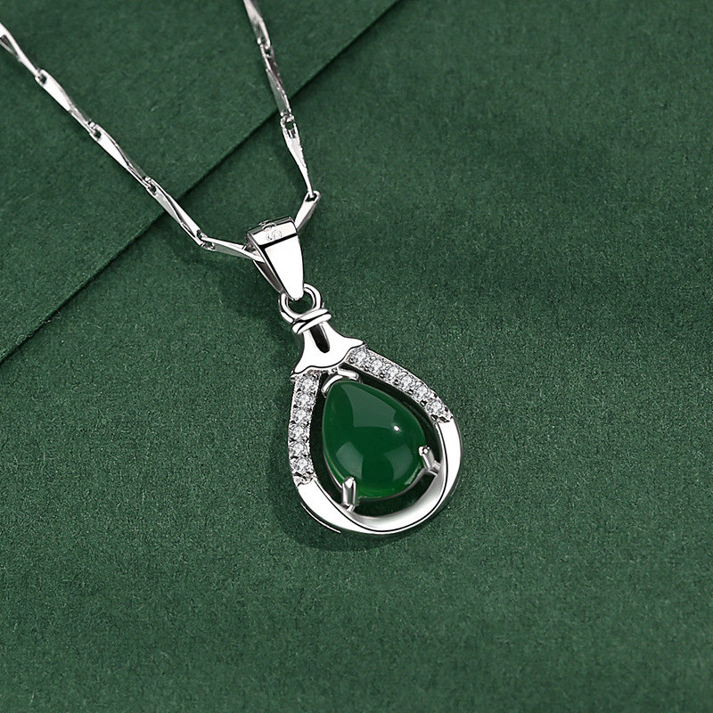 Retro S925 plata esterlina Calcedonia verde collar de plata esterlina de las mujeres personalidad temperamento gota de agua forma joyería Día de San Valentín para novia