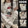 Белая большая Hello Kitty, бежевые цветные штаны, удлинённый