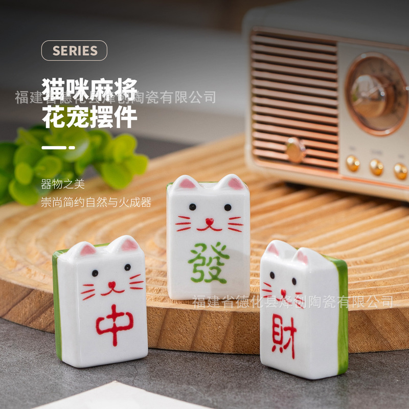 Japanese-Style Ceramic Mahjong Cat Chopstick Holder Desktop Crafts Small Ornament for Home and Office Use