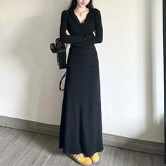 大码黑色连帽v领长袖连衣裙女秋季法式微胖收腰显瘦气质a字长裙子