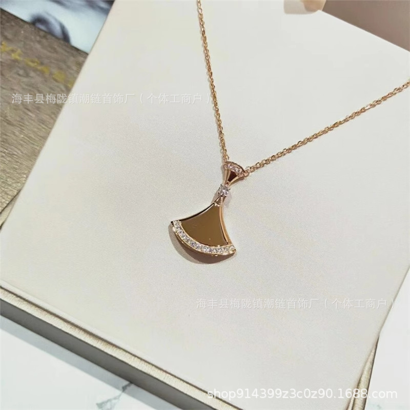 V金の小さいスカートのネックレスの女性の扇子の白い貝の母は18kのバラの金の扇形の玉髄のペンダントの鎖の代行をめっきします。