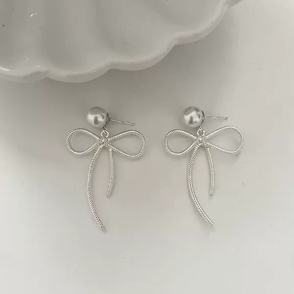 Earrings from pearl with bow