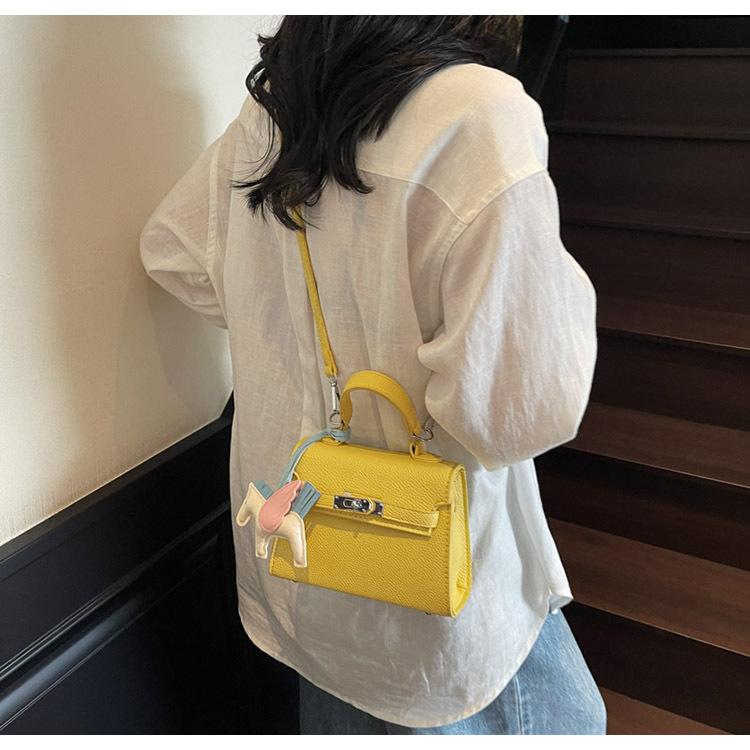 The Korean version of the hand-held small square bag for women in 2025, a new single-shoulder bag with a niche design, simple and versatile, trendy crossbody Kelly bag undefined