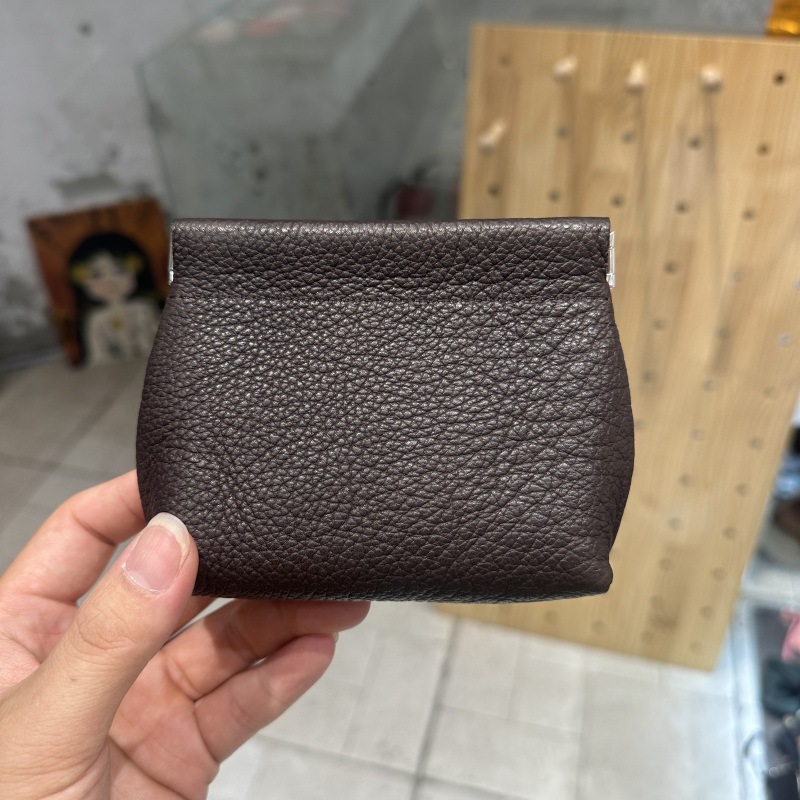 厚手の収納袋のトップ層の牛革は閉じています。