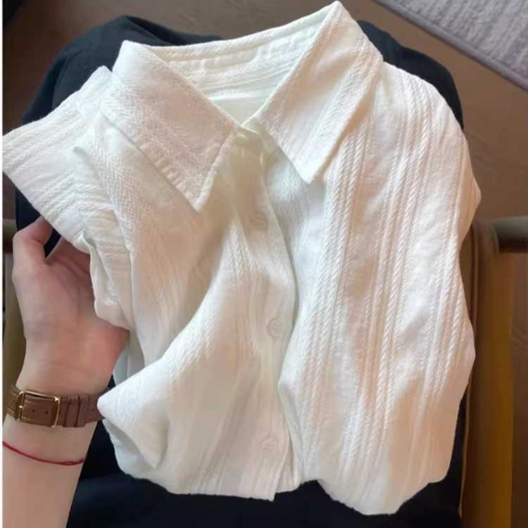 Áo sơ mi nữ sọc dọc jacquard phong cách Hàn Quốc, dáng rộng, chất liệu thoáng mát, phù hợp đi làm và dạo phố — màu trắng