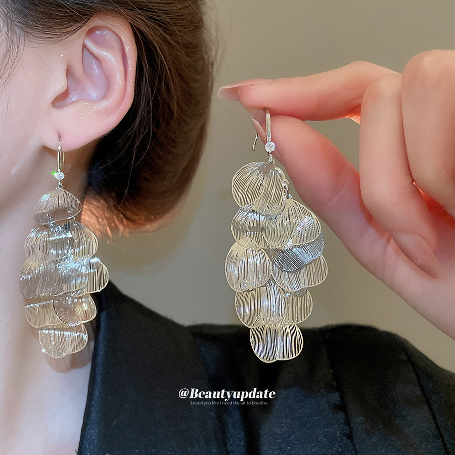 Pendientes de metal con flecos de pétalos huecos europeos y americanos, lujo ligero, ganchos para orejas de alta gama, pendientes de moda retro, sentido de diseño, nicho