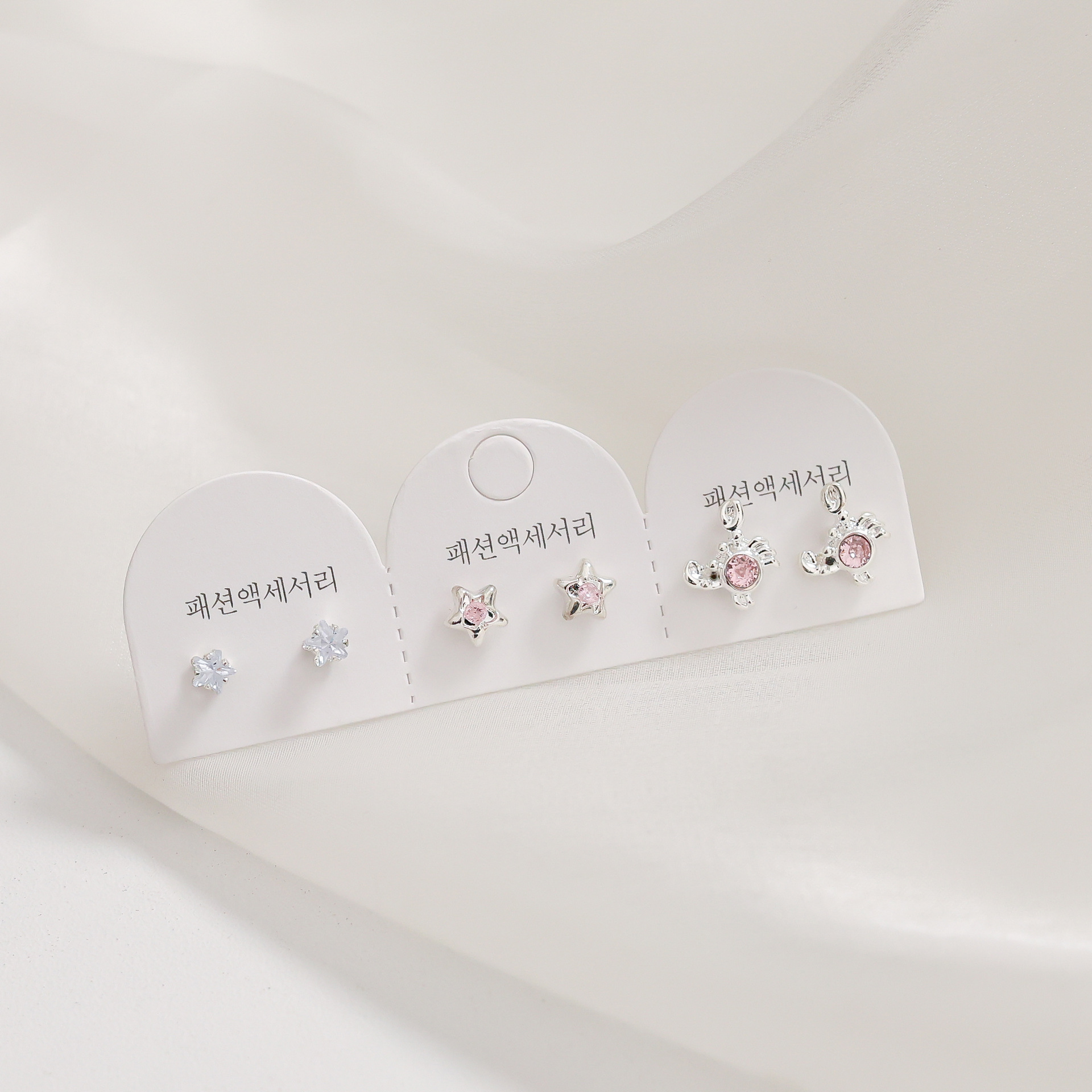 Juego de pendientes de aguja plateados, sencillos y compactos para mujer, pendientes geométricos en forma de corazón, bonitos, dulces y versátiles, venta al por mayor para puestos de mercado