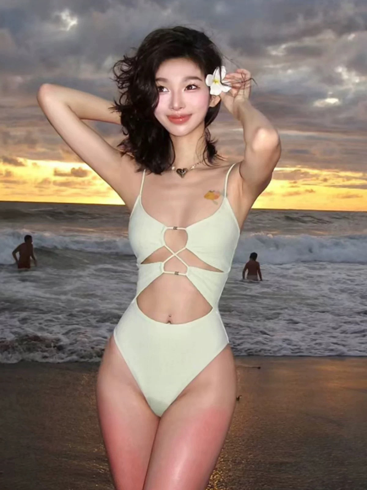 Europa y los Estados Unidos retro sexy hueco unido triángulo pequeño pecho cabina delgada spa vacaciones puros trajes de baño para mujeres