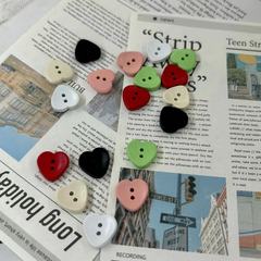キャンディー色プラスチック両眼愛心ボタンニットセーターワンピース装飾手縫いボタンdiy子供服ボタン