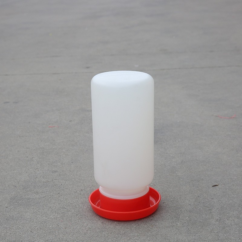 メーカーは鳥の給水器を提供しています。|undefined