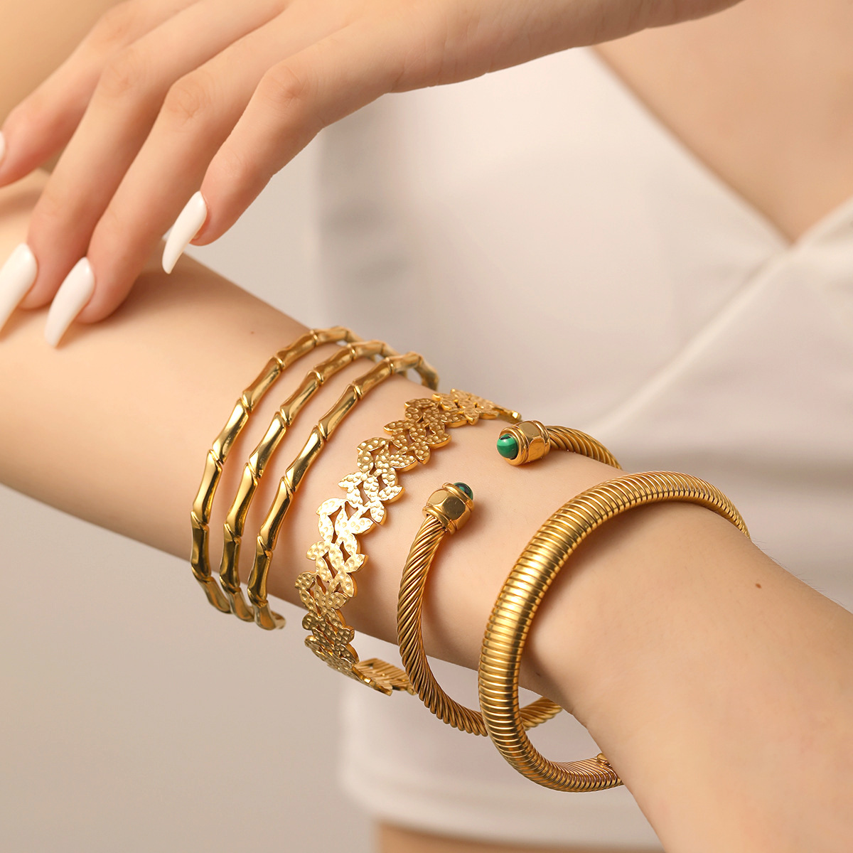 Wenjian venta caliente transfronteriza pulsera abierta con patrón de martillo, acero de titanio, pulsera en forma de C que no se desvanece, sensación hueca de alto nivel, retro versátil