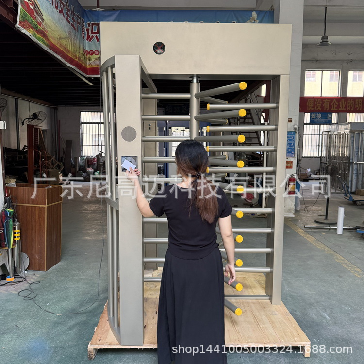 柳州小区全封闭立式辊闸门单通道双向出入防尾随电动栅栏高滚匝口