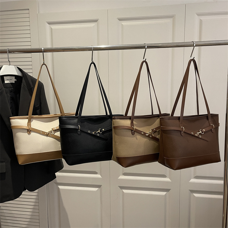 Bolsa de mano japonesa al por mayor Harajuku 2026 primavera nueva bolsa de hombro de lujo ligera bolsa de tendencia bajo la axila