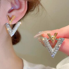 アルファベットのダブルVピアスの高級感の前後に大きさのV字のイヤリングをつけます。