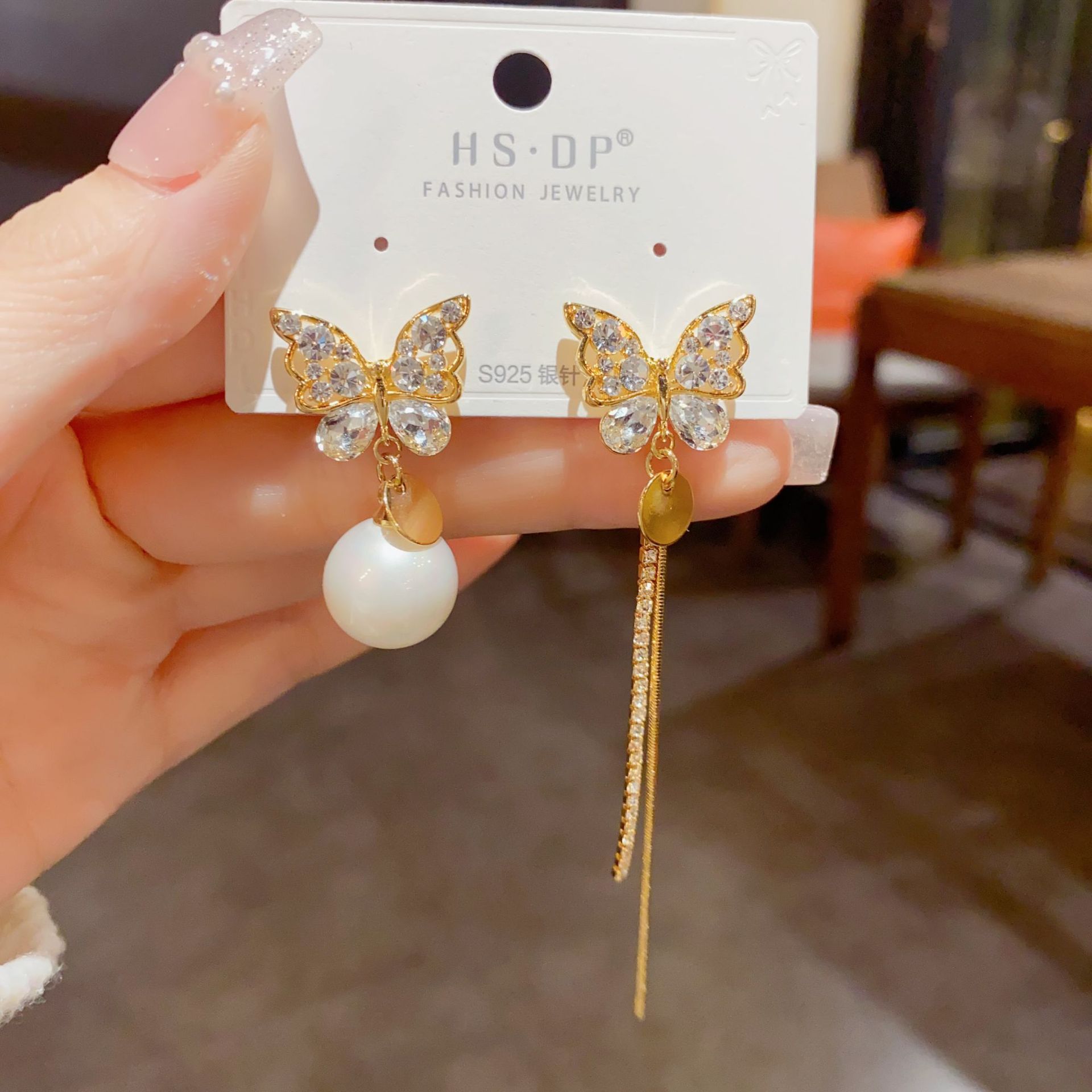 Estilo coreano Luz de lujo Dongdaemun asimétrico circón mariposa perla borla pendientes exquisitos pendientes de moda de alta calidad para las mujeres