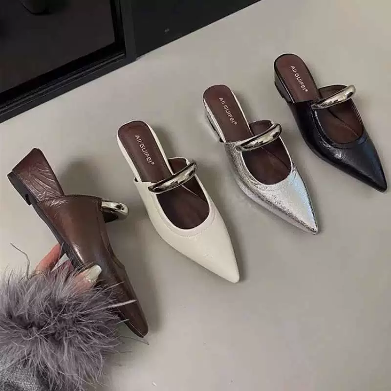 Женские мюли-сандалии в стиле французского ретро с клиновидным каблуком, заостренным носком, внутренней подкладкой, металлической пряжкой и высотой на подошве, модель 2025 года.