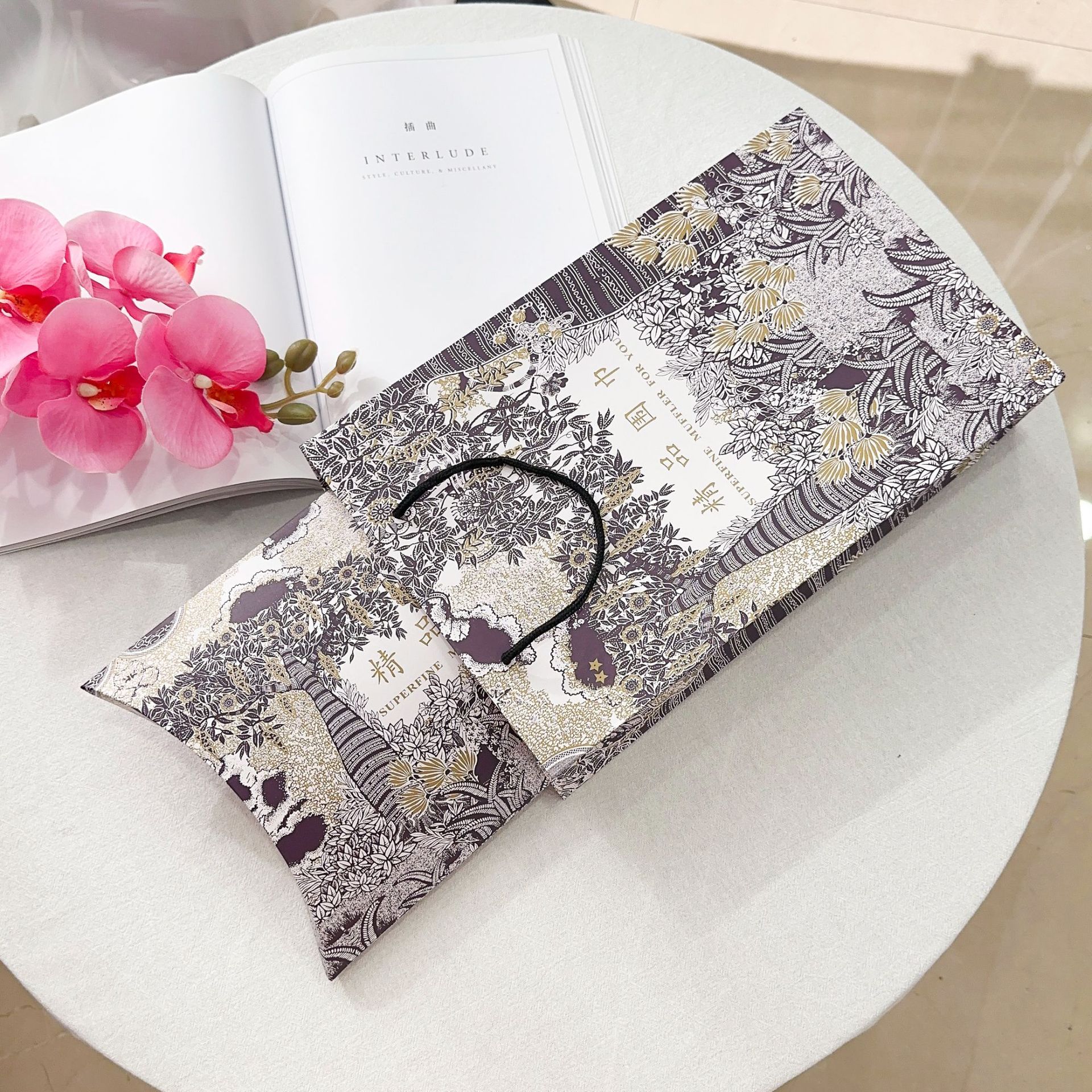 Caja de regalo de bufanda de seda de lujo de gama alta de color blanco cremoso exquisito regalo bufanda caja de embalaje boutique de cartón de embalaje rojo