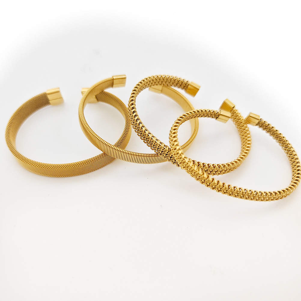 Vacation Classic Style Solid Color Titanium Steel Polishing Women's Bangle display picture 3