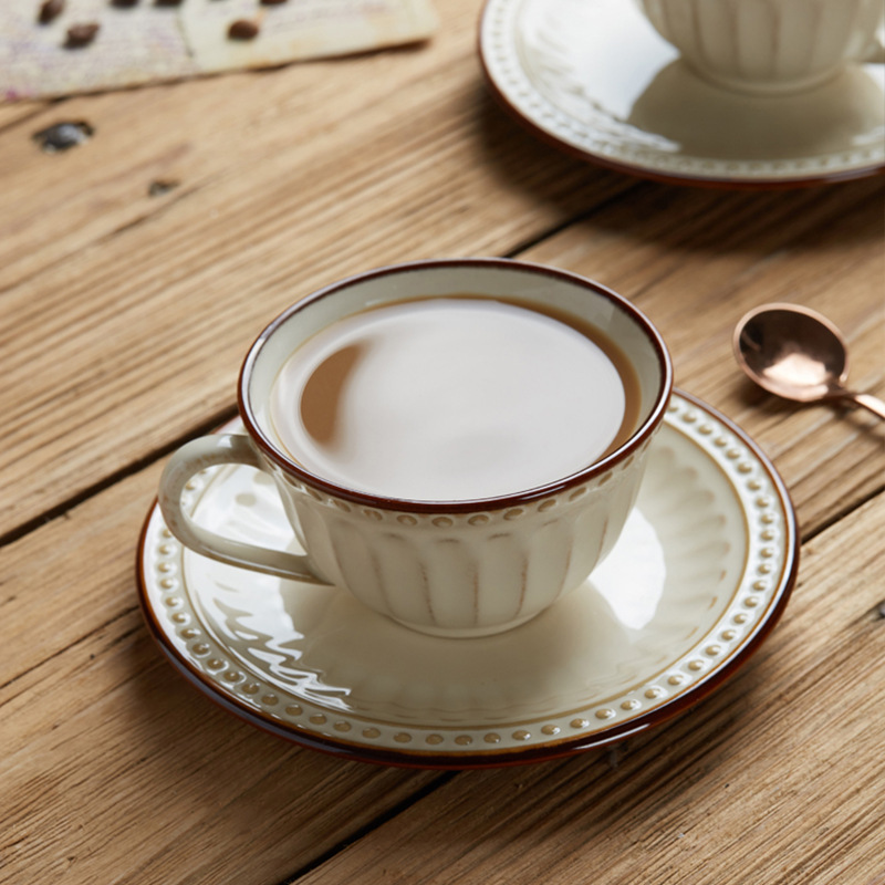 Estilo europeo de cerámica taza de café y platillo combinación ins estilo retro alivio Taza de lujo luz hogar creativo traje de té de la tarde