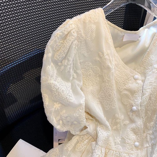 Design-sensory embroidery jacquard craft puff sleeve French design V-neck waist-hugging fashionable loose short-sleeved lace shirt