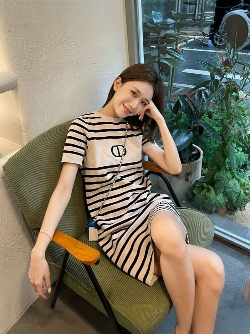 Đầm thun sọc nữ phong cách retro chic cổ điển tay ngắn — sọc