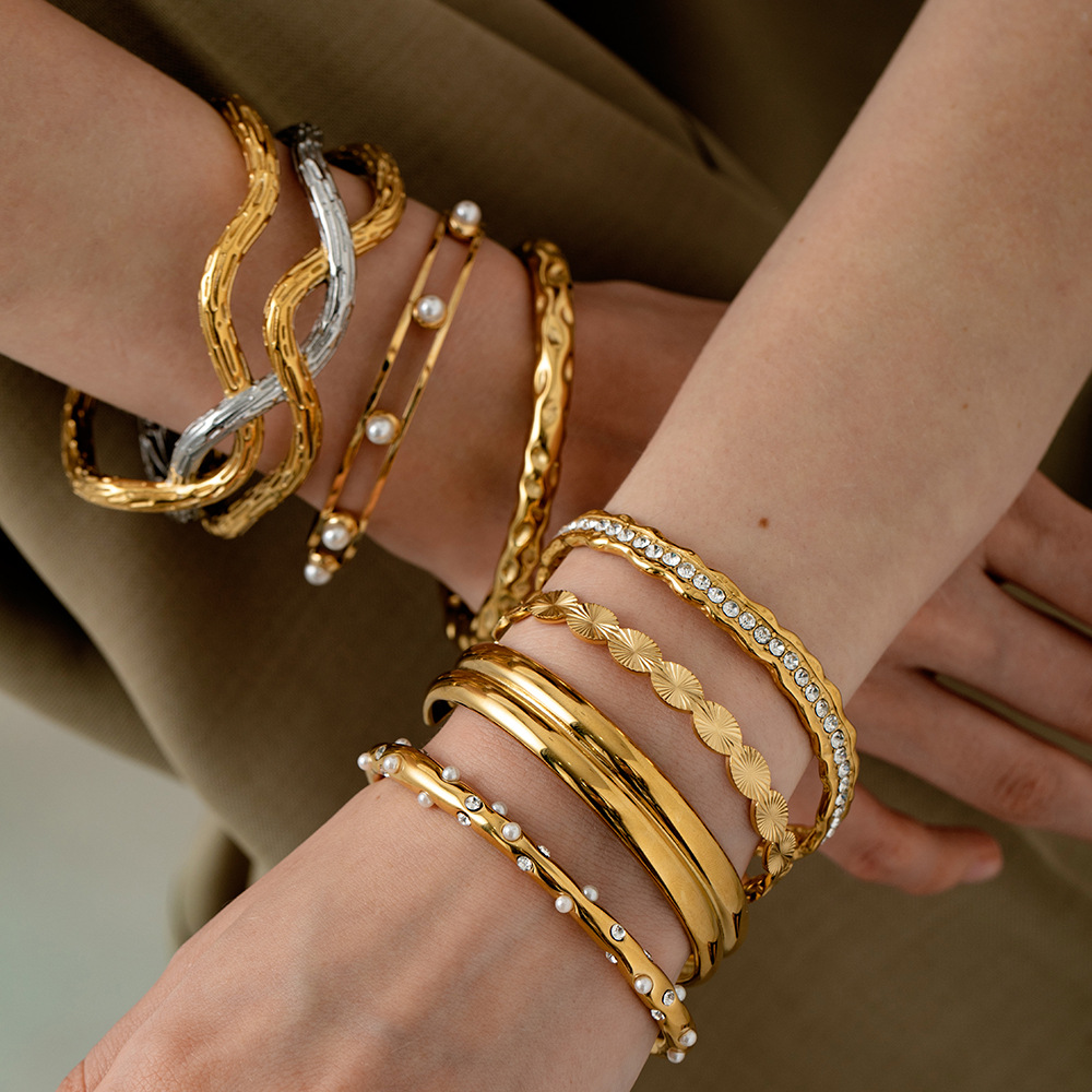 18g Weight 0.03µm-0.05µm Gold Plating Thickness PVD Coated Gold Plating Process 18K Real Gold Plated Plating Material Zircon Inlay Material Bangle Classification 1 Piece Quantity Casual, Holiday, Daily, Street Occasion 304 Stainless Steel Material Geometric Pattern Women's Gender Retro, Classic Style Style Mixed Metal, Plating, Hammered Craft Retro Classic Style Geometric 304 Stainless Steel 18K Gold Plated Bangle In Bulk 无