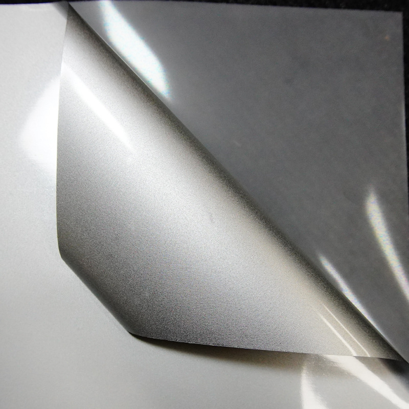 Fabricante de suministro de publicidad de grado PET transparente esmerilado fondo pulverización de película reflectante puede grabar material publicitario autoadhesivo