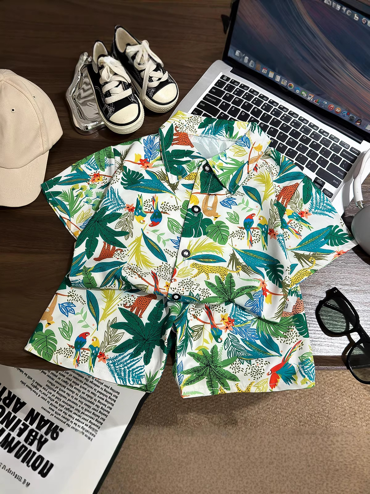 Niños de verano nueva camisa de estilo de Hong Kong hombre camisa de estilo de playa de moda nacional ropa de mangas cortas para niños al por mayor