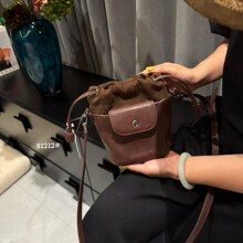 2025秋冬上新抽绳磨砂真皮水桶包包韩版简约休闲斜跨时尚小包女