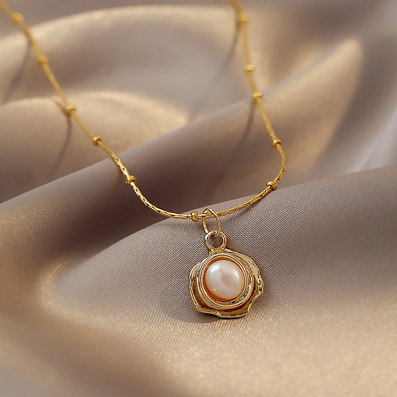 Fashion Petal Pearl Pendent Alloy Clavicle Chain display picture 1