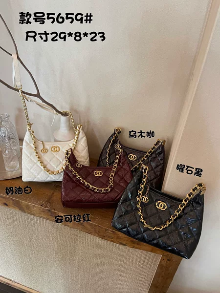 Small Chanel-style chain shoulder bag for women, 2026 new collection, high-end design, suitable for commuting, hobo bag, large capacity tote bag, and versatile bag